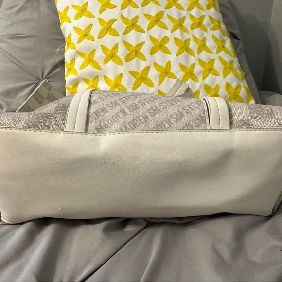 Steve Madden Cream Tote Bag with Quilted Design - Picture 7 of 8